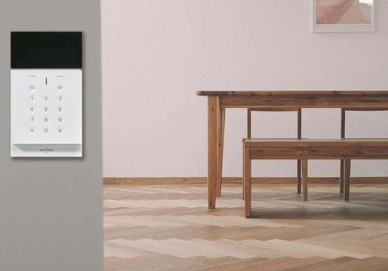 Testsieger-Funk-Alarmanlage in einem Wohnzimmer beim großen Funk-Alarmanlagen-Test