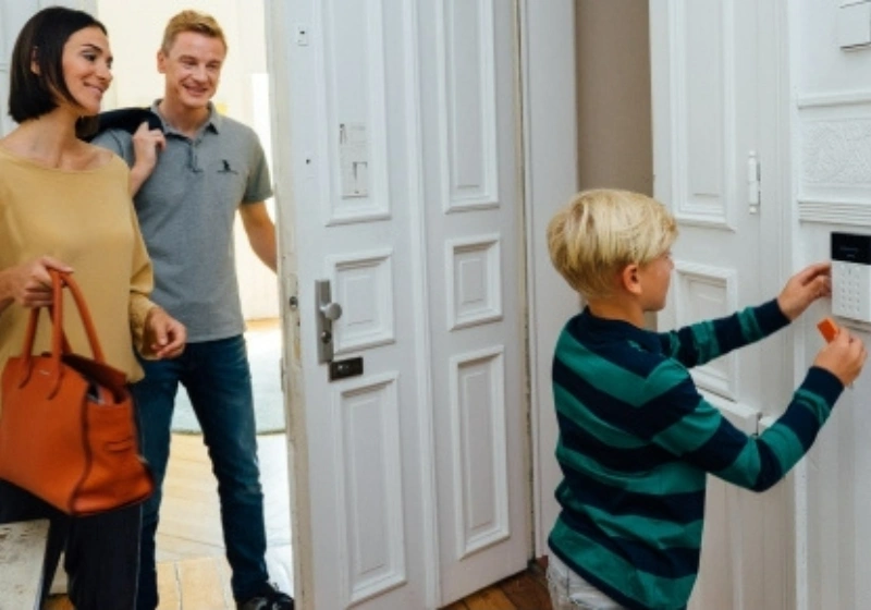 Familie entschärft die Alarmanlage über ein Bedienteil beim Betreten der Wohnung